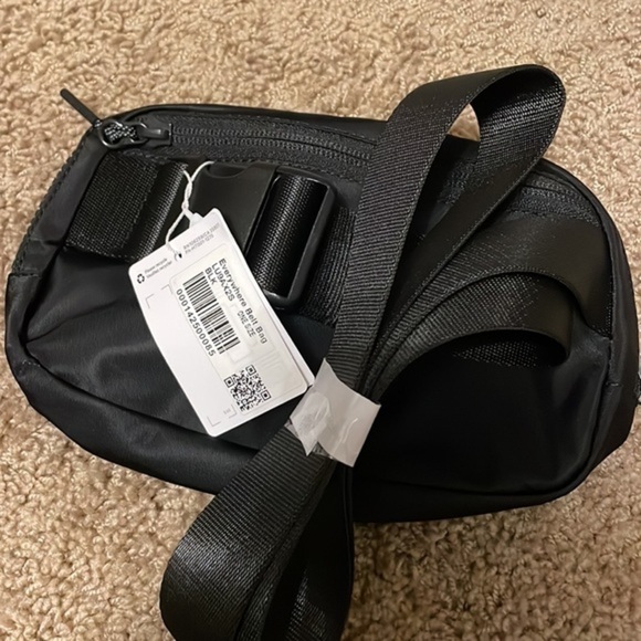 Lululemon everywhere belt bag - Picture 2 of 3